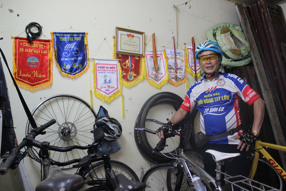 Dang Thanh Hai smiles with his bikes and cycling certificates. Photo: My Lang / Tuoi Tre