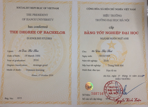The first college degree of 63-year-old Dao Thi Thu. Photo: M. G. / Tuoi Tre