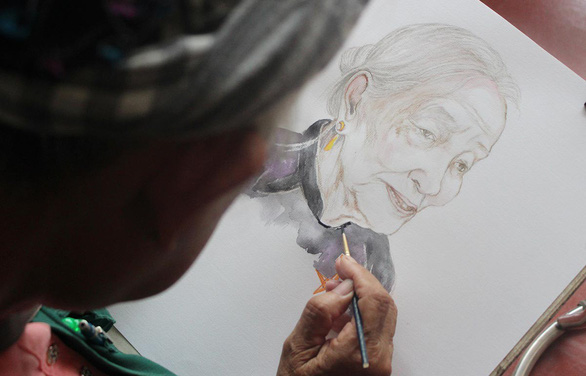 A portrait of Vietnamese woman Le Thi Cai by elderly artist Dang Ai Viet. Photo: My Lang / Tuoi Tre