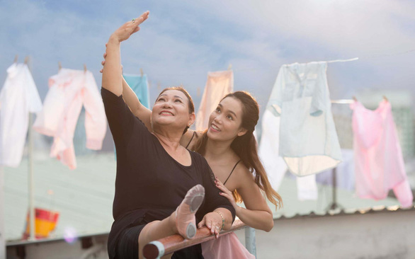 Vietnamese ballerina Do Hai Anh (right) instructs her mother, Ho Uyen Thom. Photo: NVCC / Tuoi Tre