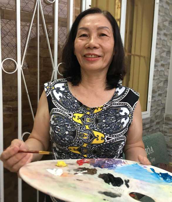 Nguyen Hoa Hong happily holds her palette. Photo: My Lang / Tuoi Tre