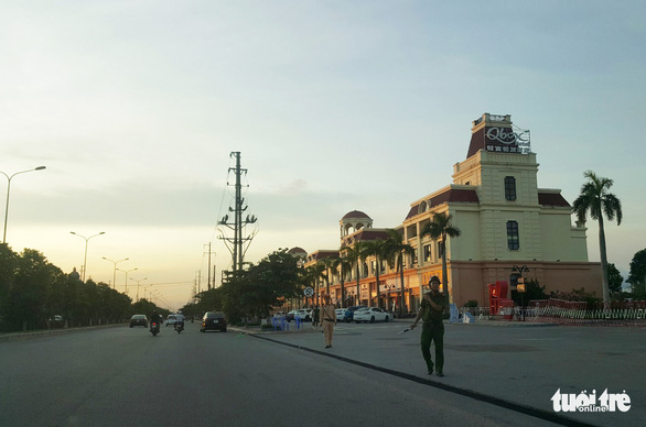 An entrance to the venue is guarded by police officers. Photo: Tien Thang / Tuoi Tre