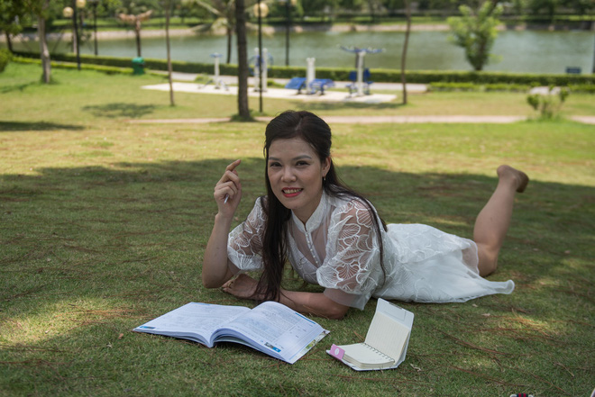  Be Thi Bang enjoys reading in her free time. Photo: H. T. Tung / Tuoi Tre
