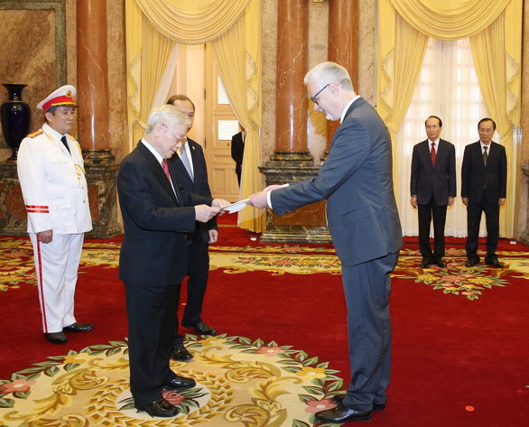 Vietnam’s General Secretary and State President Nguyen Phu Trong receives credentials from Guido Hildner, Germany’s Ambassador, in Hanoi, August 7, 2019. Photo: Vietnam News Agency