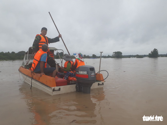 Competent authorities use a boat to assist residents in affected areas. Photo: Ngoc Lan / Tuoi Tre