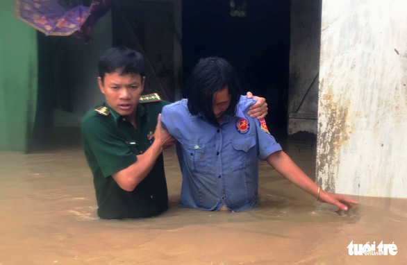 A man is evacuated from his flooded house. Photo: Ngoc Lan / Tuoi Tre