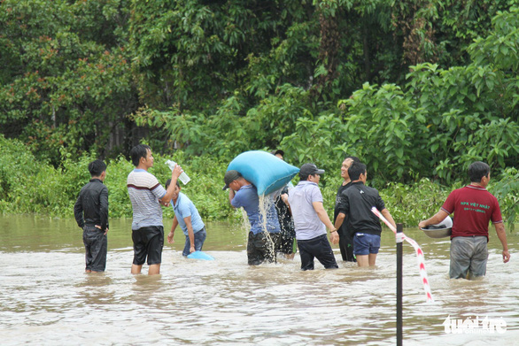 Local residents evacuate to safer areas. Photo: Tr.Tan / Tuoi Tre