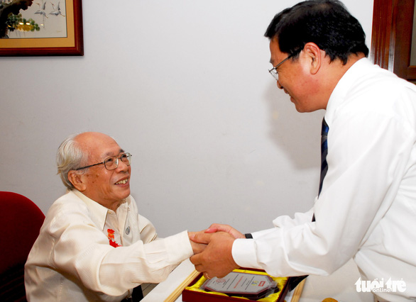 Duong Quang Thien (L) shakes hands with former Tuoi Tre Editor-in-Chief Le Hoang in 2008. Photo: H.T.Van / Tuoi Tre
