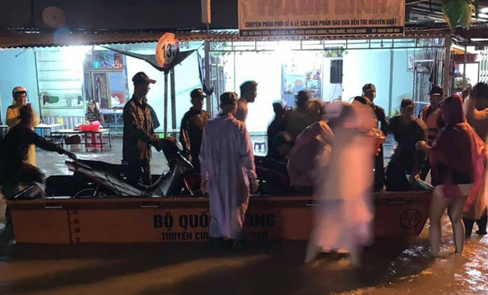 Authorities evacuate local residents and their assets. Photo: Phi Thuy / Tuoi Tre