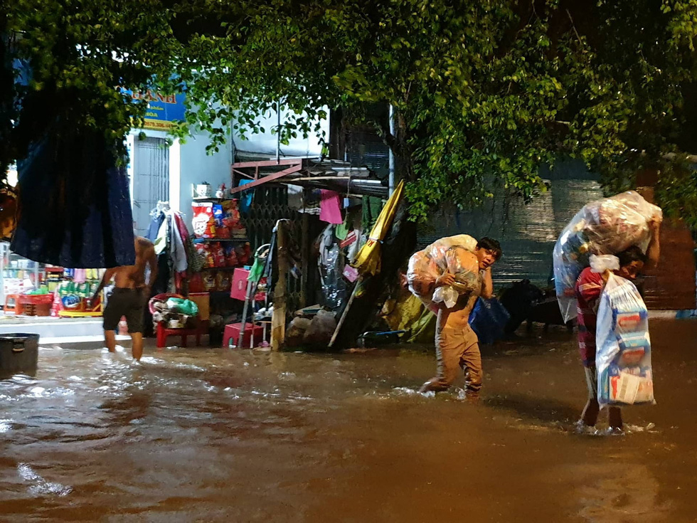 Residents evacuate with their belongings. Photo: Duong Ngan / Tuoi Tre