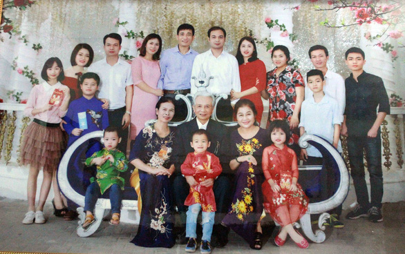 A family photo of Nguyen Duc Loc with his wives, children and grandchildren. Photo: Thien Dieu / Tuoi Tre