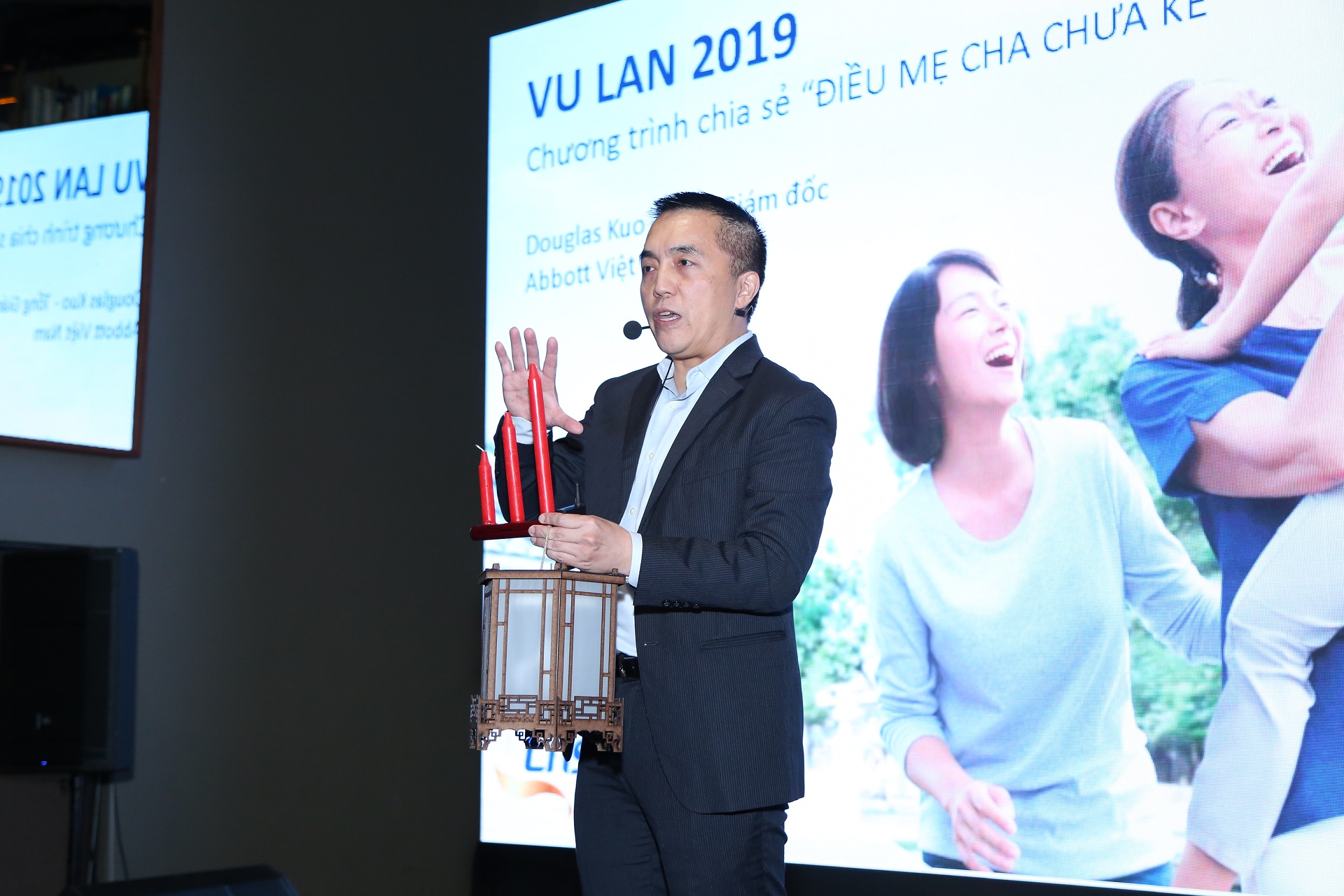 Mr. Douglas Kou – General Manager of Abbott Vietnamen – couraged the audience to do a small experiment with lifespans.