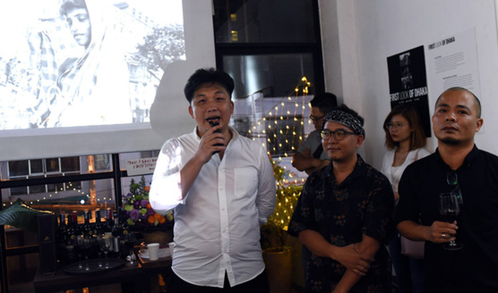 Photographer Bow Letrinh speaks at the opening ceremony of the First look of Dhaka exhibition in District 3, Ho Chi Minh City, on August 30, 2019. Photo: Duyen Phan / Tuoi Tre