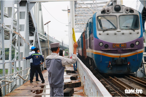This SE6 train is the last to travel on the old Binh Loi Railway Bridge. Photo: Ngoc Phuong / Tuoi Tre