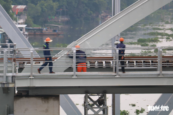 Workers are seen on the construction of the new Binh Loi Railway Bridge. Photo: Ngoc Phuong / Tuoi Tre