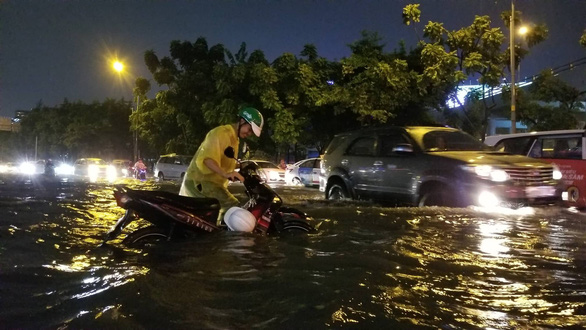 Nguyen Huu Canh Street is inundated. Photo: Chau Tuan / Tuoi Tre