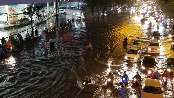 Nguyen Huu Canh Street is inundated. Photo: Chau Tuan / Tuoi Tre