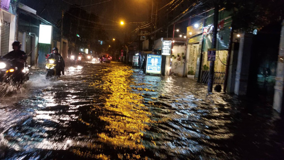 Flooding on Ung Van Khiem Street in Binh Thanh District. Photo: Chau Tuan / Tuoi Tre