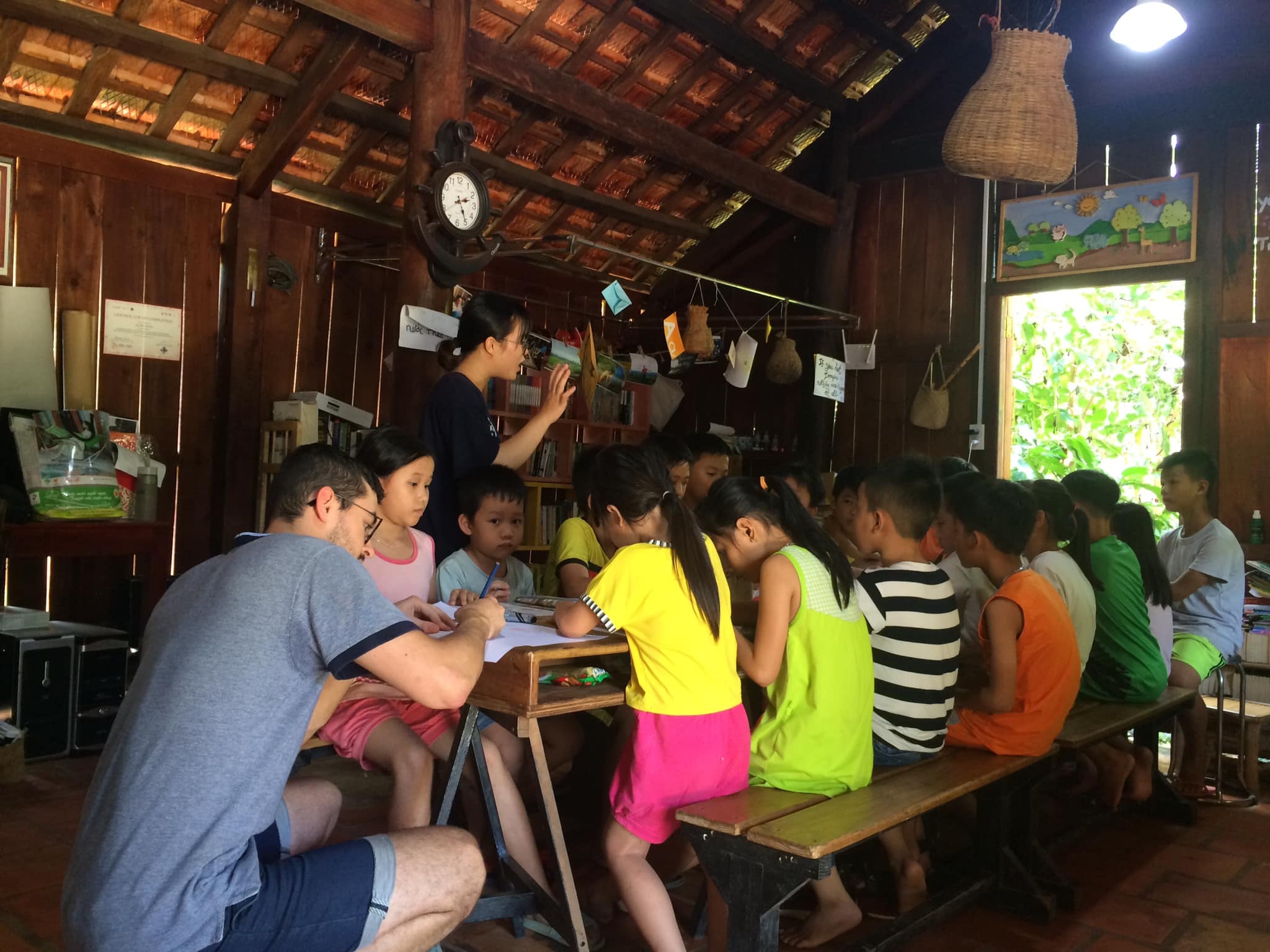  Kids learn English with trainees and volunteers. Photo: Nui Tuong Education Project