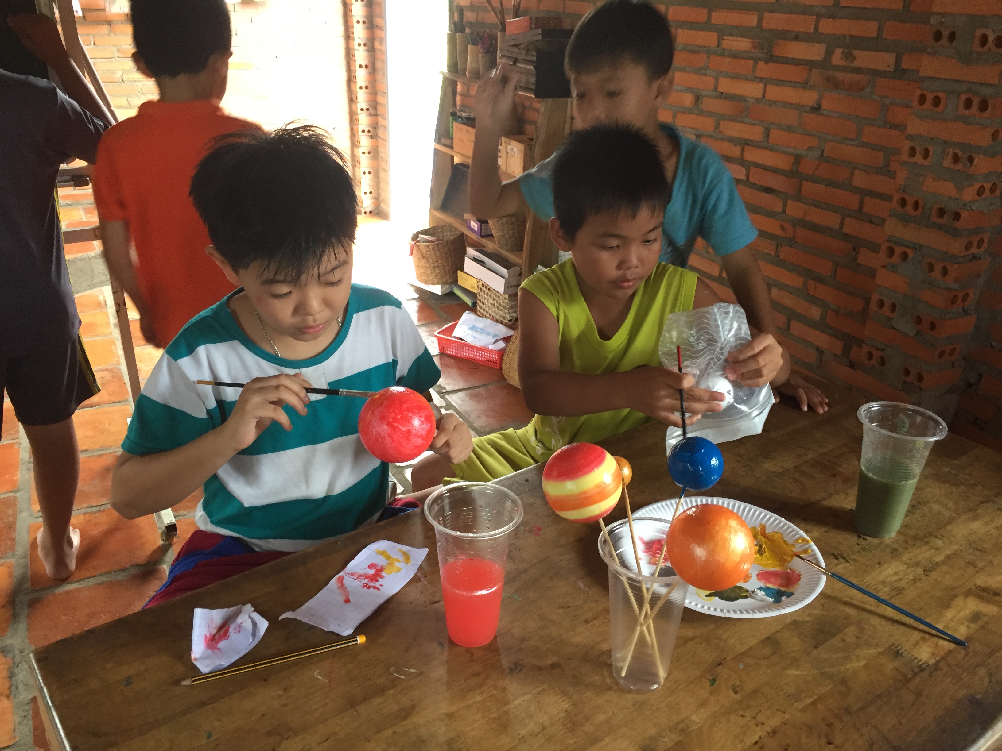 Kids learn about solar systems with students of the National University of Singapore. Photo: Nui Tuong Education Project