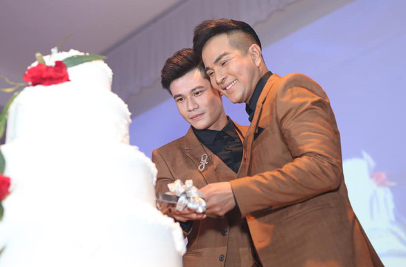 Dang Khoa and Ho Ca together cut their wedding cake in ultimate happiness. Photo: Supplied