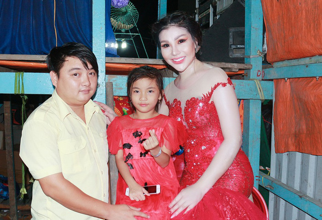 Nini An (right) with Chi Cong (left) and their daughter. Photo: Me Thuan / Tuoi Tre