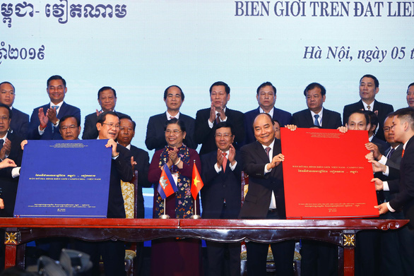 Cambodian Prime Minister Hun Sen (L) and Vietnamese Prime Minister Nguyen Xuan Phuc show legal documents on bilateral land boundary demarcation after a signing ceremony in Hanoi on October 5, 2019. Photo: Nguyen Khanh / Tuoi Tre