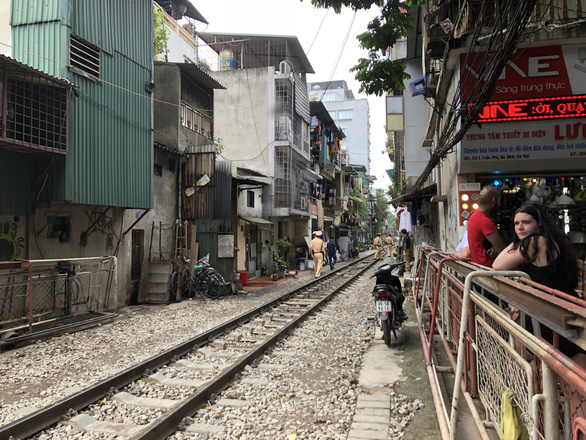 All entrances to the famous railway cafes area in Hanoi were blocked on October 10, 2019 in an attempt of local authorities to ensure public and traffic safety. Photo: Q.TH/ Tuoi Tre