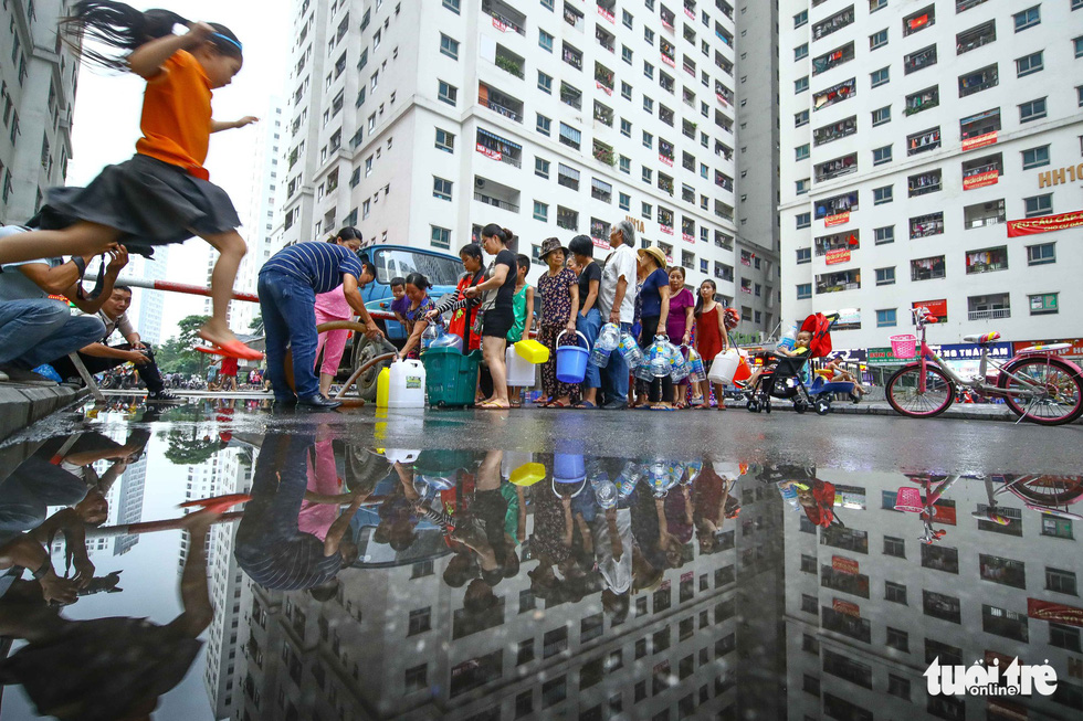 Residents at an apartment complex in Hoang Mai District, Hanoi wait for their turn to receive fresh water on October 16, 2019. Photo: Nguyen Khanh / Tuoi Tre