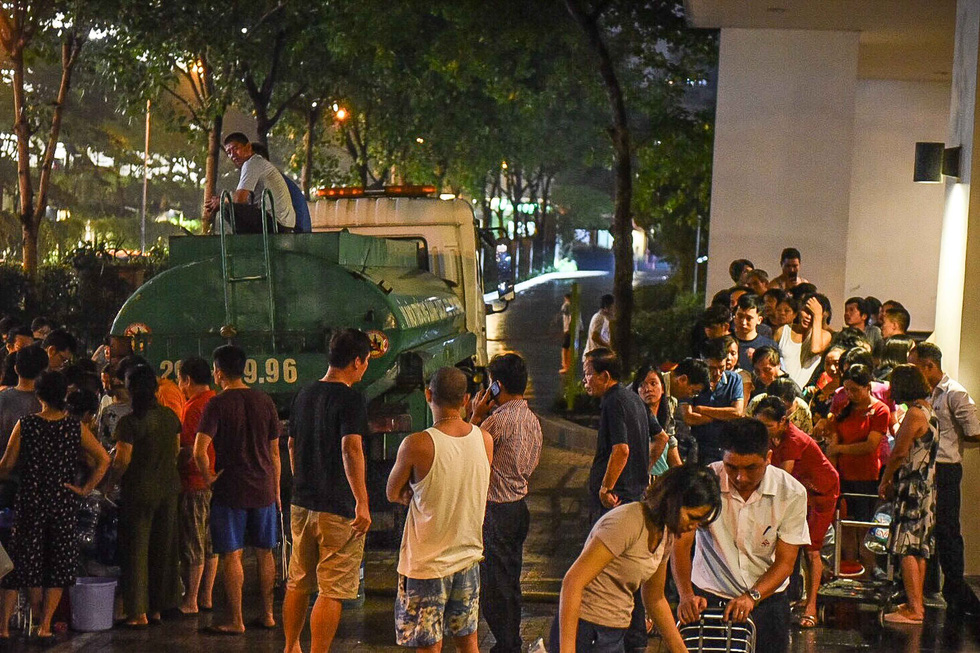 Residents line up at an apartment complex in Ha Dong District, Hanoi. Photo: Hoang Thanh Tung / Tuoi Tre