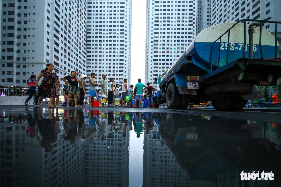 A tanker truck is mobilized to carry fresh water to a residential area in Hanoi. Photo: Nguyen Khanh / Tuoi Tre