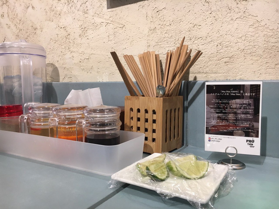 Utensils and seasonings at 'Pho Thin Tokyo replicate the style of those at pho restaurants in Vietnam. Photo: Ngoc Anh / Tuoi Tre