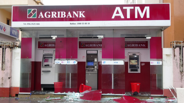 Strong wind break glass at an ATM booth in Quy Nhon. Photo: Thai Thinh / Tuoi Tre