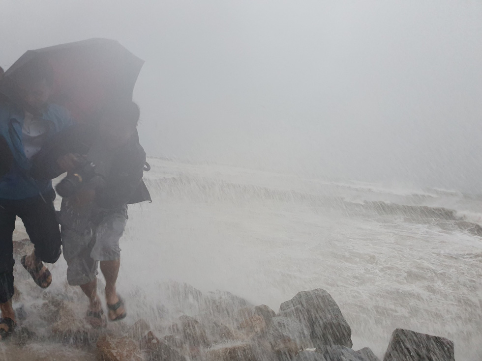 Rough seas in Quang Ngai Province on October 30, 2019. Photo: Tran Mai / Tuoi Tre