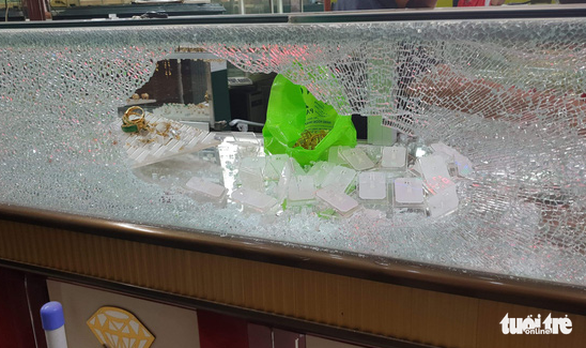 A glass showcase is smashed at the scene of a robbery at a jewelry store in Hoc Mon District, Ho Chi Minh City, November 15, 2019. Photo: Minh Hoa / Tuoi Tre