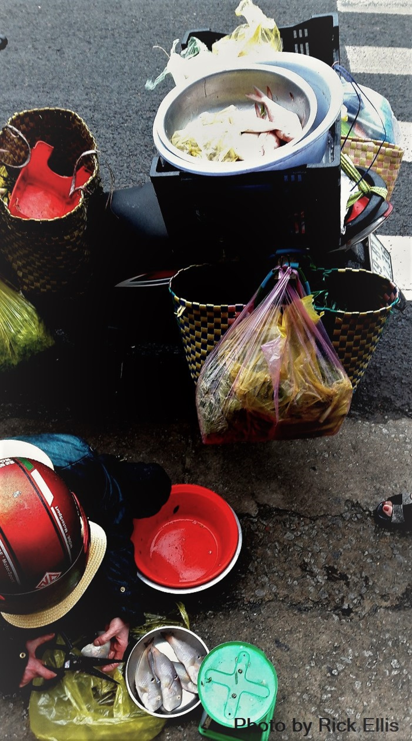  Motomarket Lady hacking up a fish