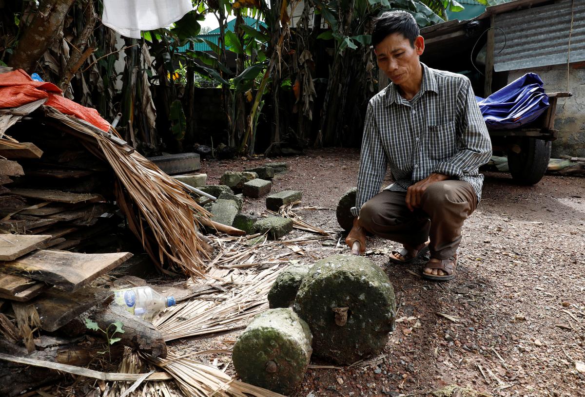 Nguyen Dinh Gia shows a barbell which was used by his son Nguyen Dinh Luong, a victim who was found dead in the back of British truck, at home in Ha Tinh Province, Vietnam October 27, 2019. Photo: Reuters