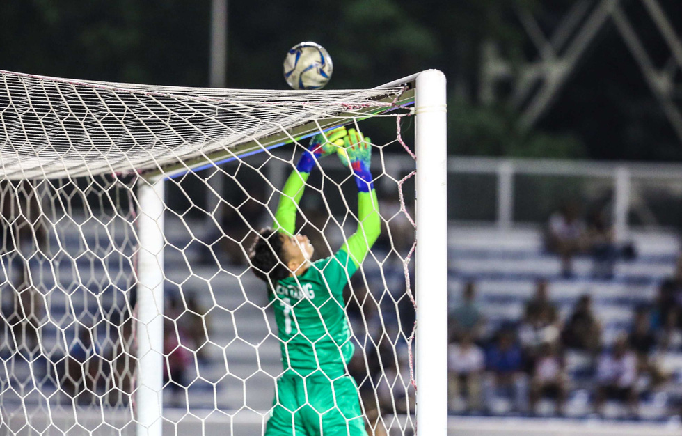 Vietnamese goalie Bui Tien Dung lets the ball slip to the bar, leading to his team conceding a goal in their match against Indonesia U22s in men's football at the 2019 Southeast Asian Games in the Philippines, December 1, 2019. Photo: Dong Minh / Tuoi Tre 