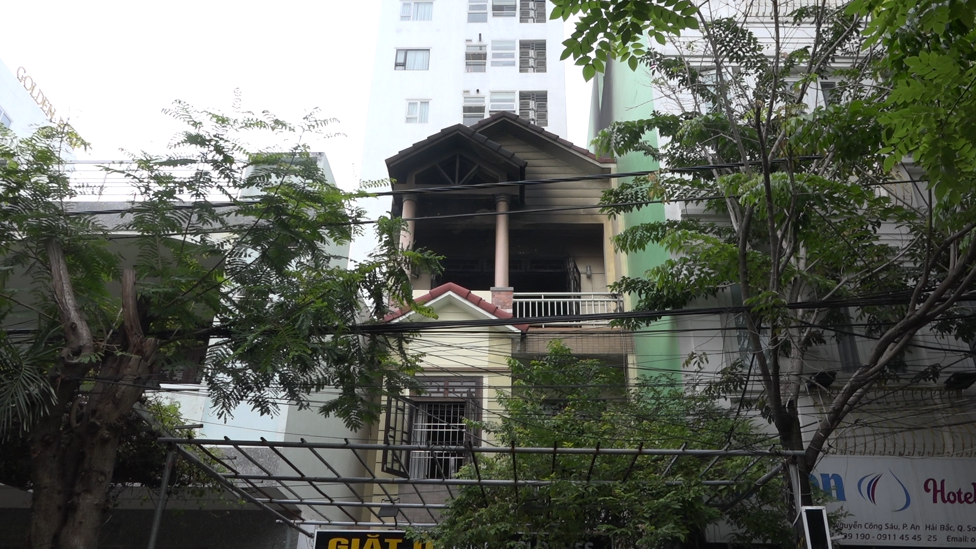 A house in Da Nang is damaged by a fire on December 9, 2019. Photo: Ngo Quang / Tuoi Tre