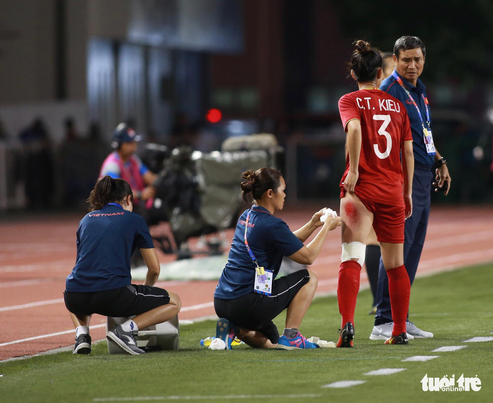 Vietnam's Chuong Thi Kieu receives medical care during the finale against Thailand of women's football at the 2019 Southeast Asian_Games in the Philippines, December 8, 2019. Photo: Nguyen Khanh / Tuoi Tre