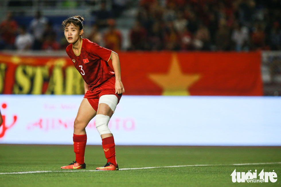 Vietnam's Chuong Thi Kieu plays with bandages around her leg during the finale against Thailand of women's football at the 2019 Southeast Asian_Games in the Philippines, December 8, 2019. Photo: Nguyen Khanh / Tuoi Tre