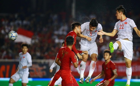 Vietnam's Doan Van Hau (number 4) scores the opening goal in the finale against Indonesia of men's football at the 2019 Southeast Asian Games in the Philippines, December 10, 2019. Photo: Tuoi Tre
