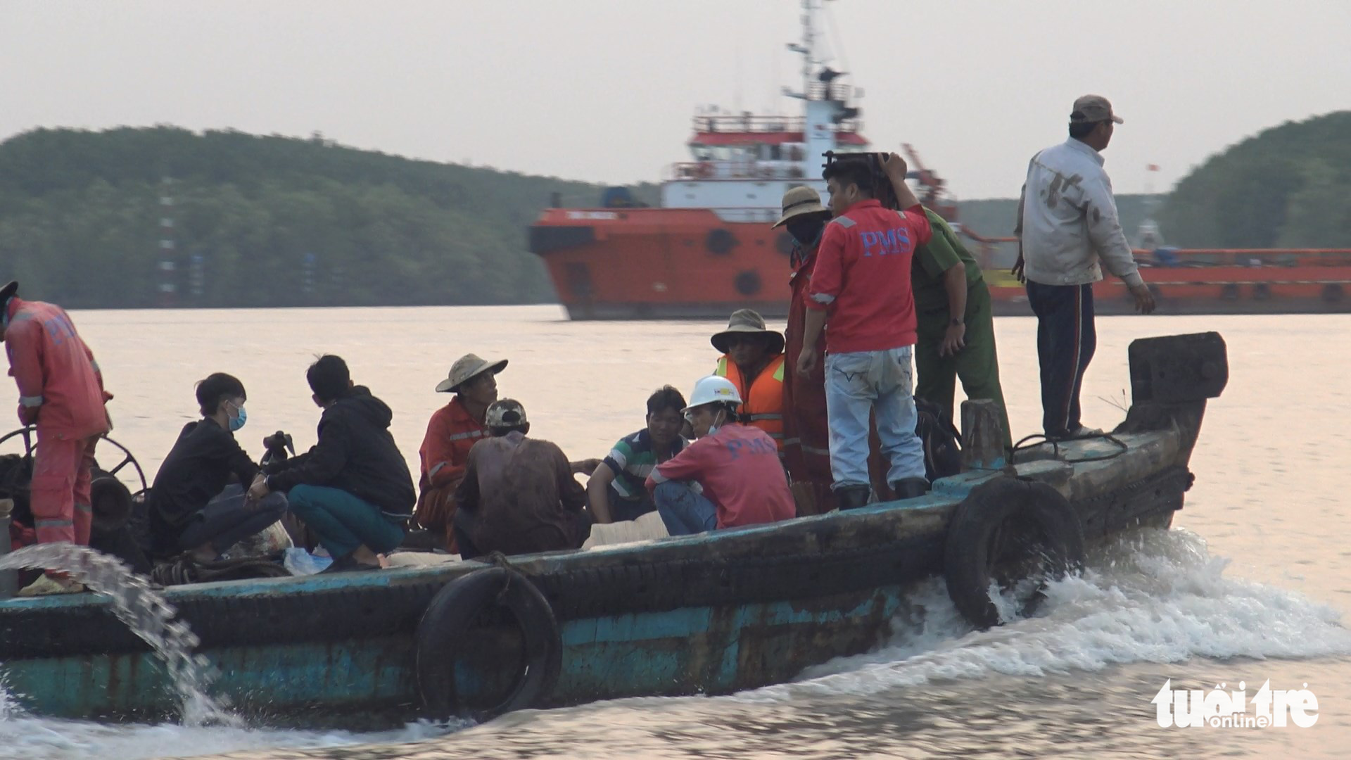 The body of Cao Van Ly was brought ashore on December 11, 2019. Photo: Minh Hoa / Tuoi Tre