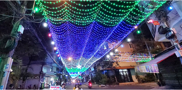 Christmas lights adorn Thanh Cong Street in Tan Phu District. Photo: V.N.A / Tuoi Tre