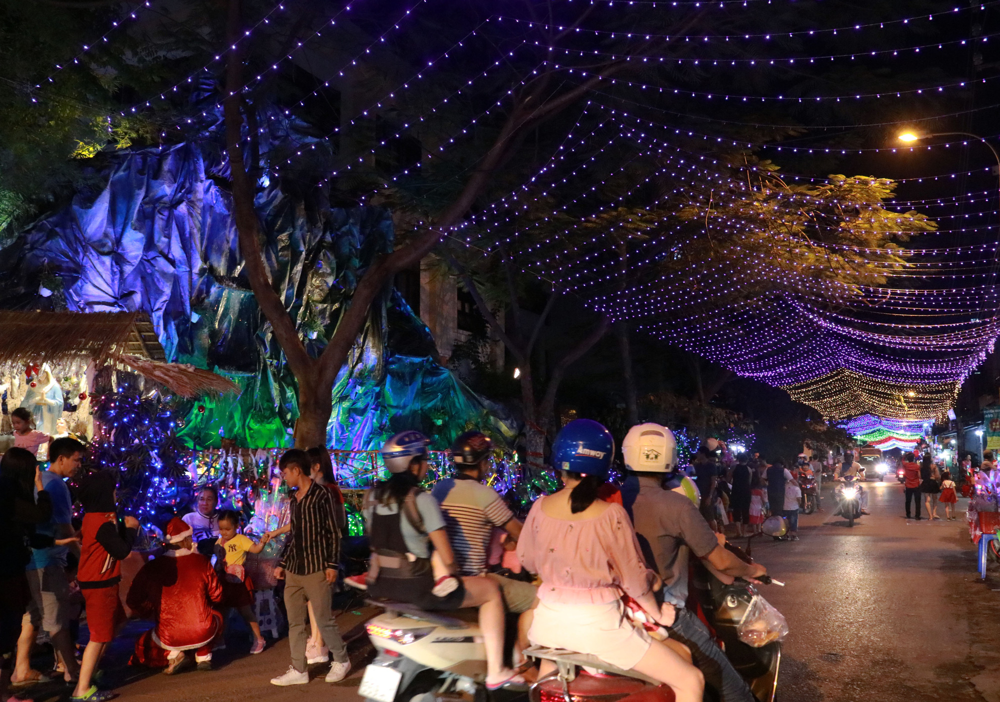 Christmas lights and decoration at a religious neighborhood in Go Vap District. Photo: Nhat Thinh / Tuoi Tre