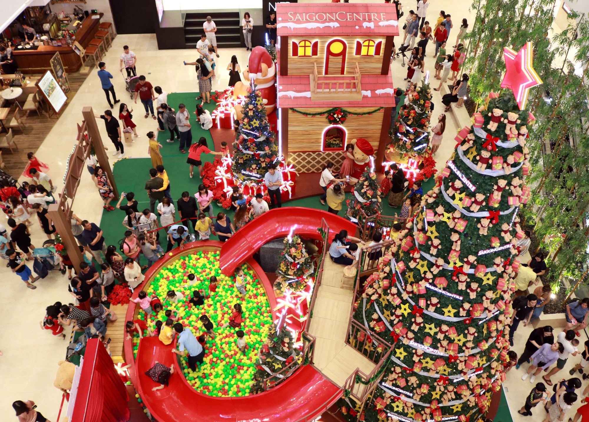 A giant Christmas tree inside Saigon Center in downtown Ho Chi Minh City. Photo: Nhat Thinh / Tuoi Tre