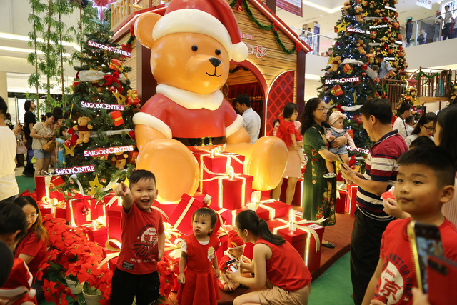 Children are brought to the Saigon Center to celebrate the holiday. Photo: Phuong Nam / Tuoi Tre