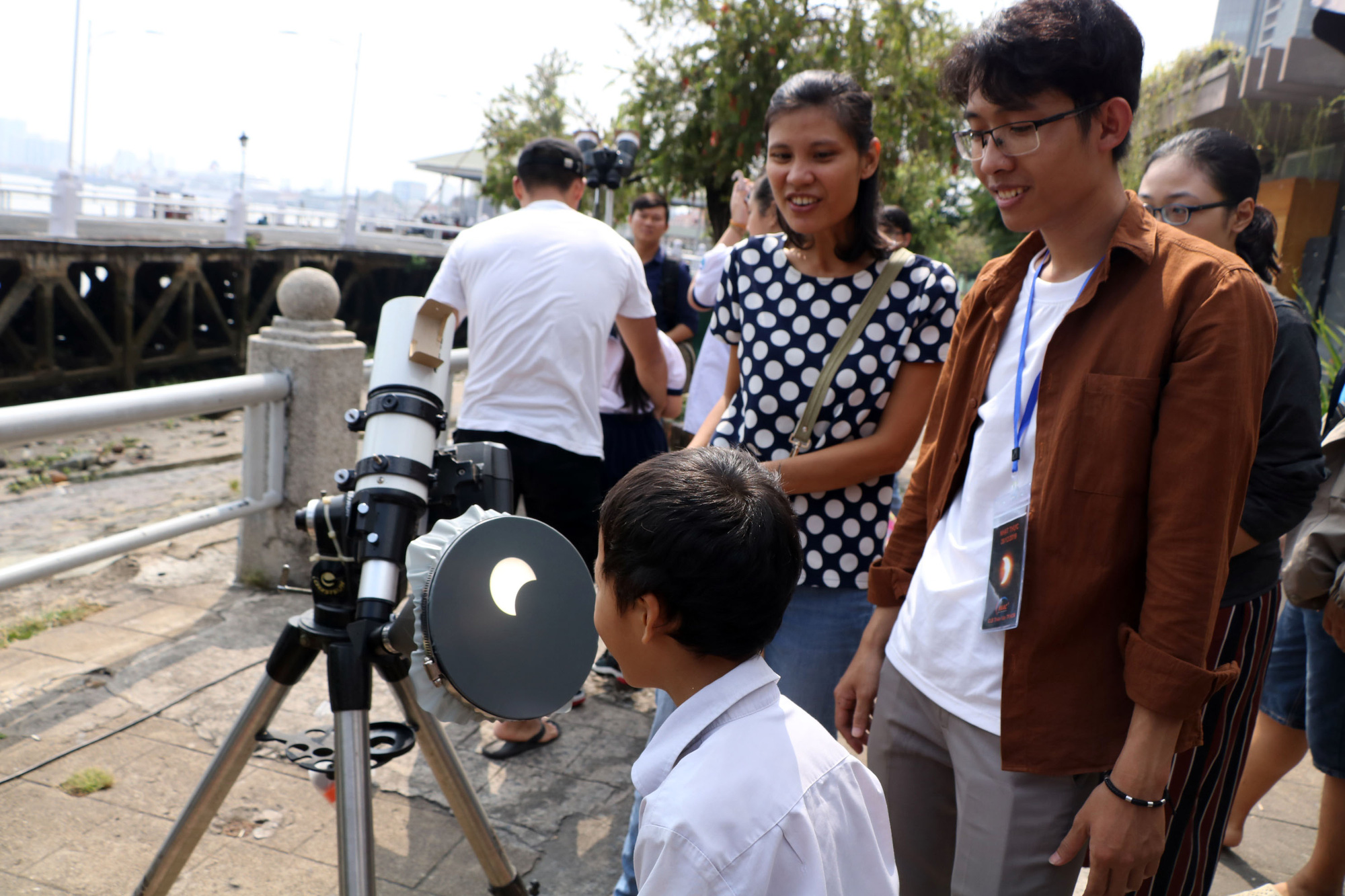 Ho Chi Minh City residents view a solar eclipse on December 26, 2019. Photo: Trong Nhan / Tuoi Tre
