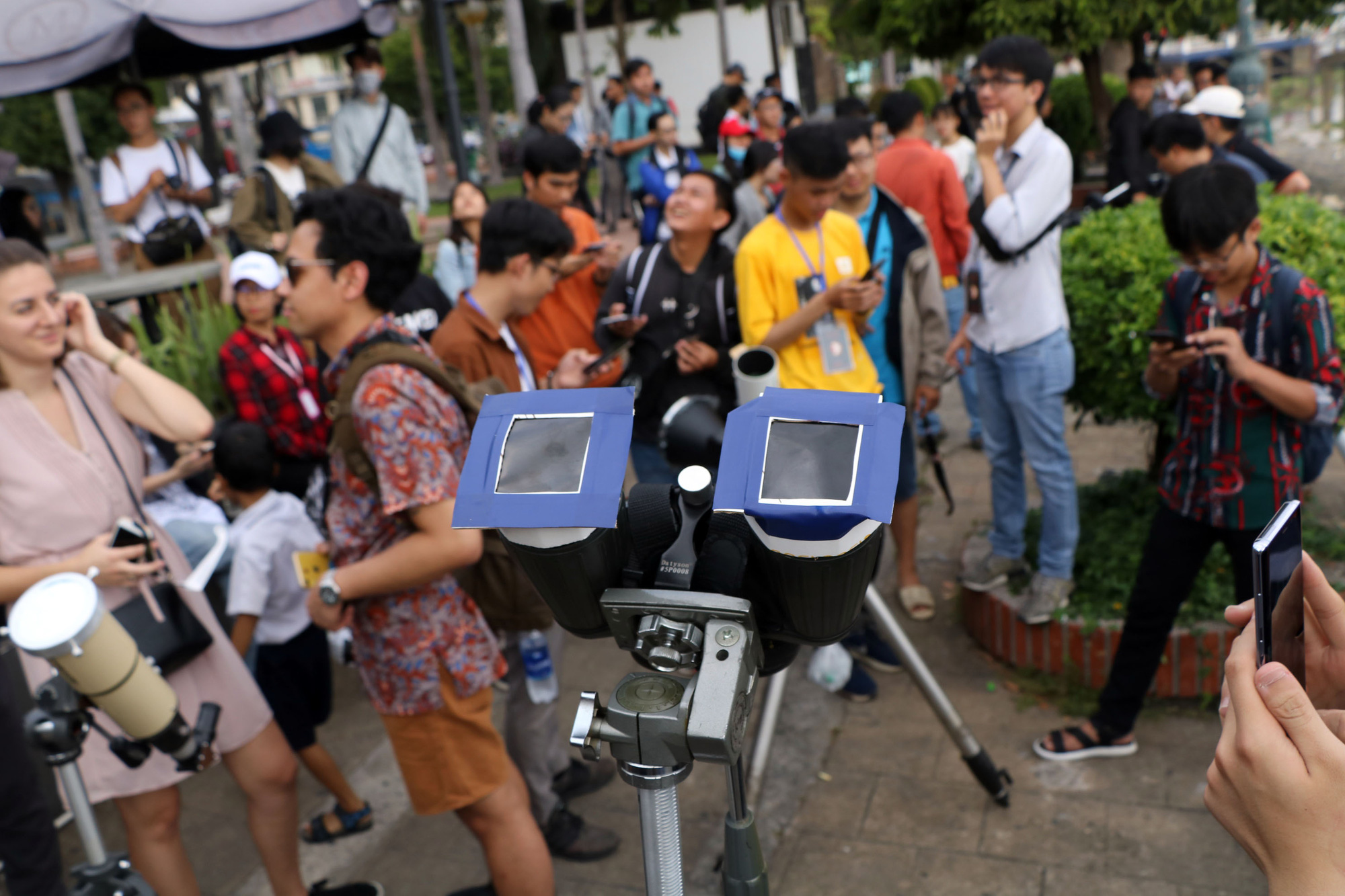 Special binoculars are prepared for a solar eclipse viewing event in Ho Chi Minh City on December 26, 2019. Photo: Trong Nhan / Tuoi Tre