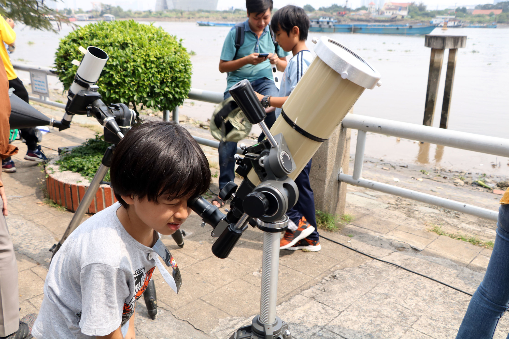 A boy views a solar eclipse through a telescope in Ho Chi Minh City on December 26, 2019. Photo: Trong Nhan / Tuoi Tre